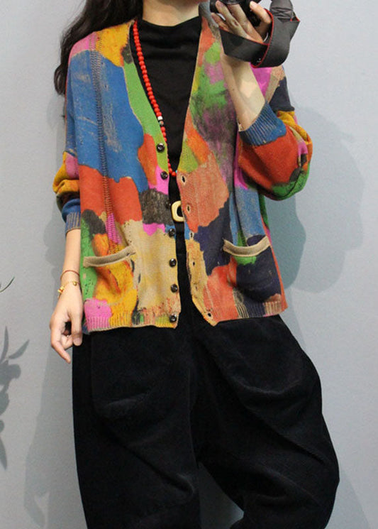 Stilvoller Apricot-Strickmantel mit V-Ausschnitt, Knopftaschen und Print