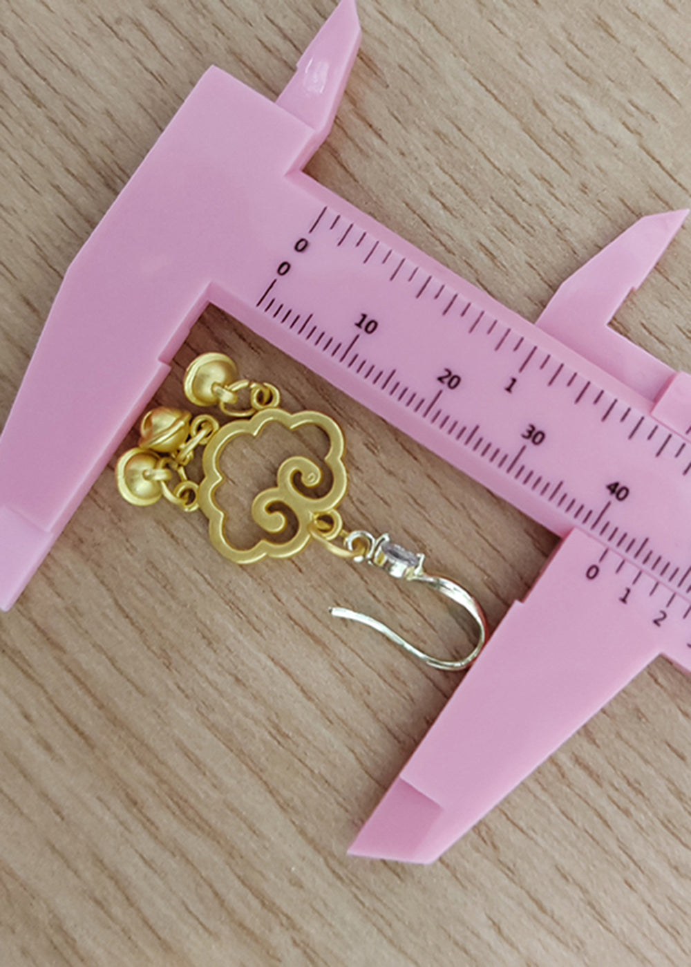 Pendientes colgantes de oro de 14 quilates con campana pequeña y nubes auspiciosas