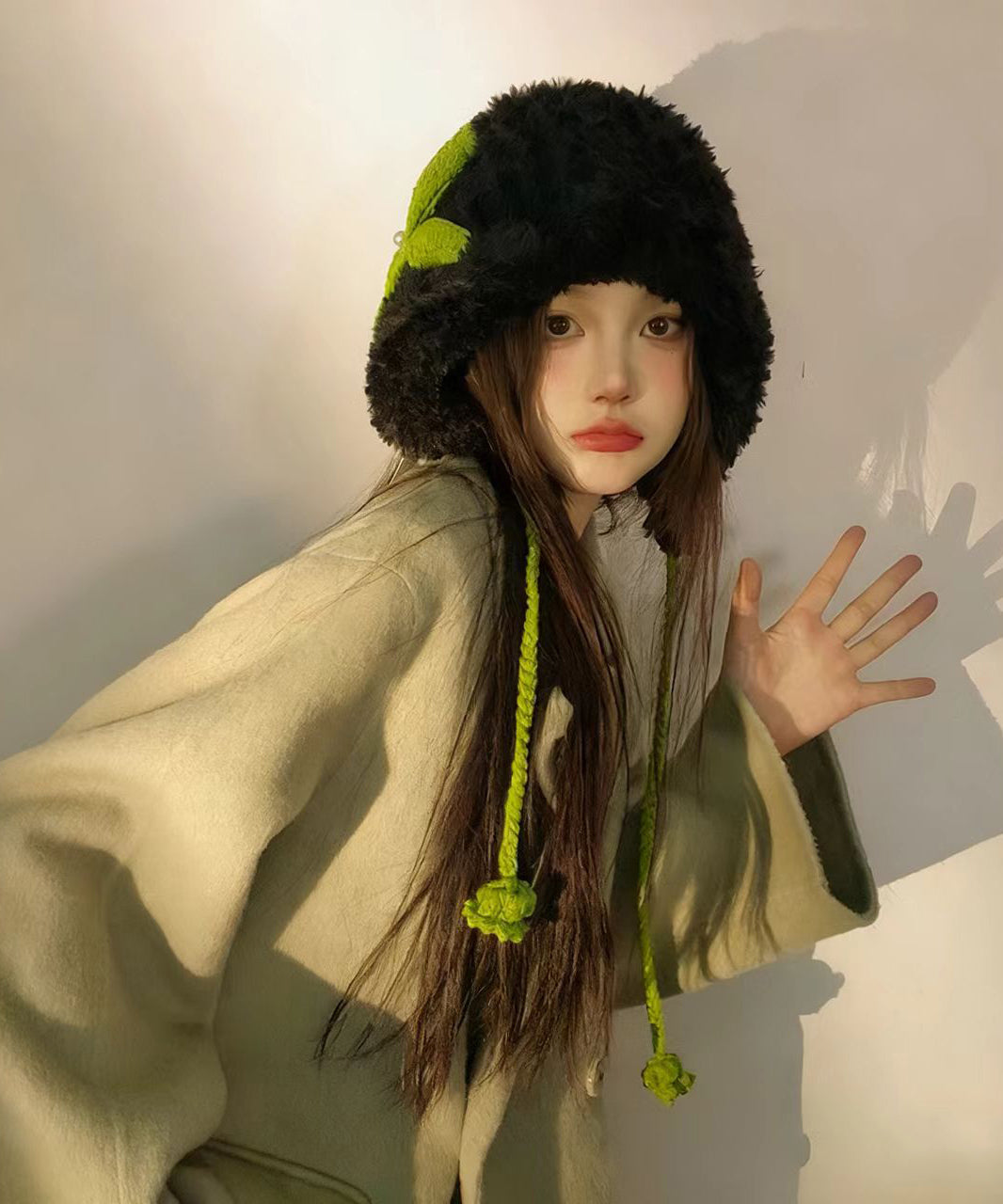 Elegante gorro Bonnie de piel sintética, cálido y acogedor en color beige