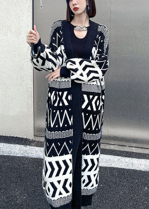 Stilvoller schwarzer Jacquard-Strickpullover mit Taschen und Knöpfen für den Herbst