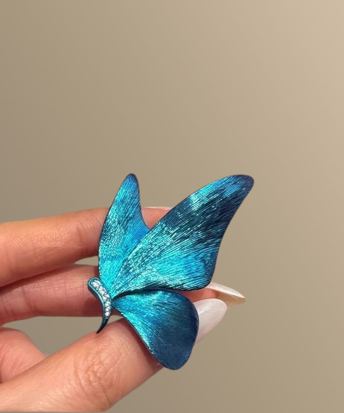 Elegantes pendientes de mariposa con circonitas de aleación de cobre azul