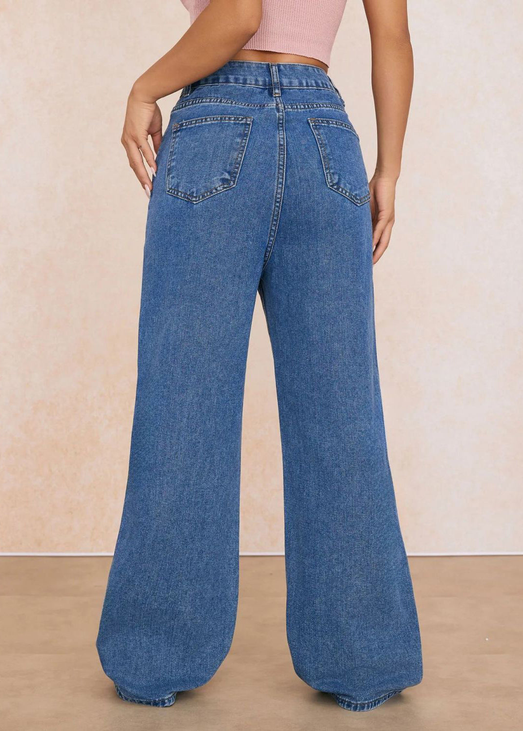 Vaqueros rectos rotos con bolsillos florales bordados en azul elegante para primavera