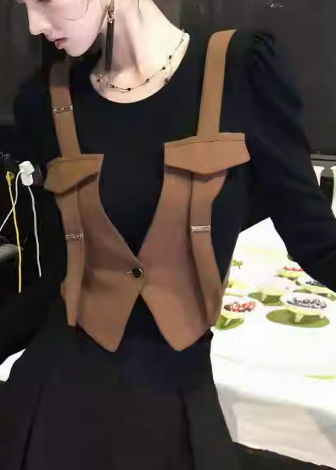 Stilvolles braunes T-Shirt aus Baumwolle mit Rundhalsausschnitt und angedeutetem zweiteiligem Patchwork-Design für den Frühling