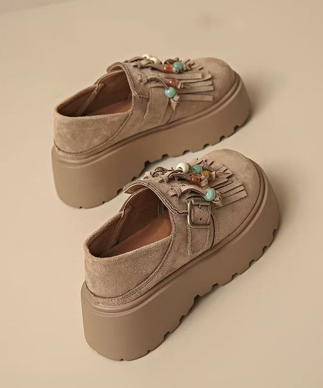 Elegantes zapatos marrones con plataforma y borlas