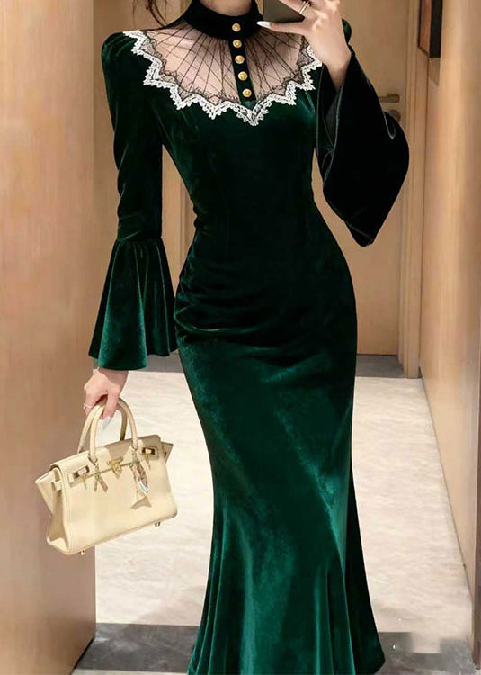Elegante vestido largo de terciopelo de seda con retazos de encaje verde y mangas acampanadas