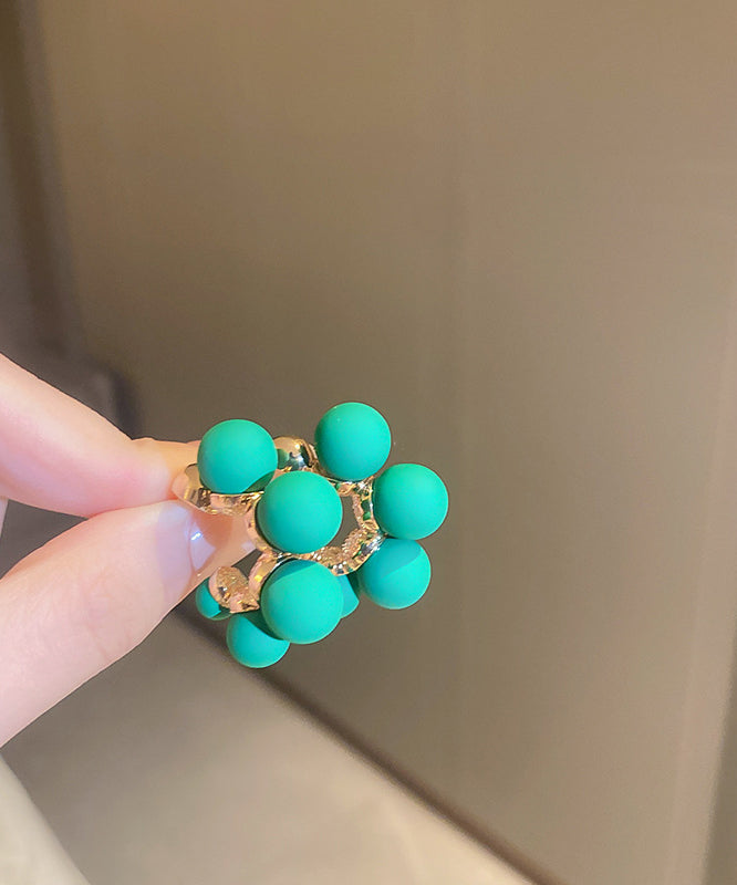 Elegantes pendientes de aro con bolas doradas de metal verde