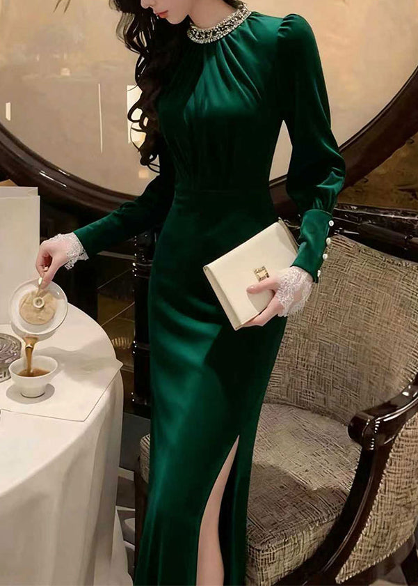 Elegante vestido largo de terciopelo de seda verde con abertura lateral y corte ajustado para invierno