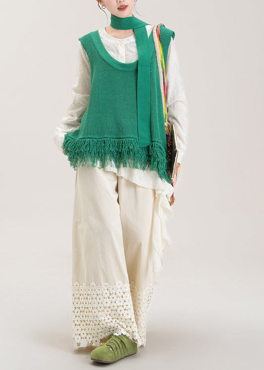 Conjunto de tres piezas: chaleco de punto con borlas verdes y pantalones anchos color albaricoque.