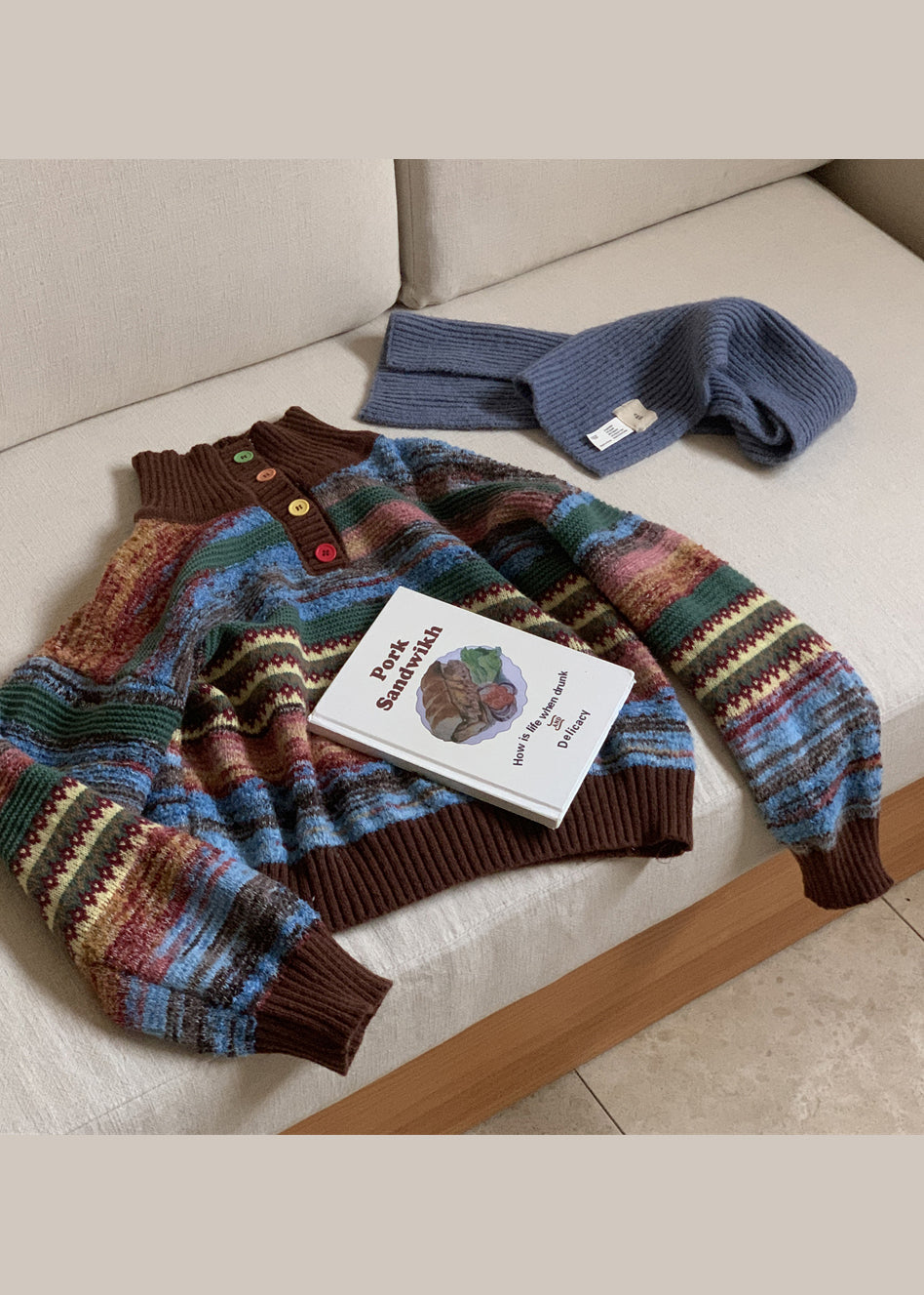 Suéter corto de punto a rayas con cuello alto y estilo de invierno