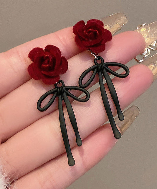 Elegantes pendientes colgantes de plata de ley Mulberry con diseño floral y mariposas.