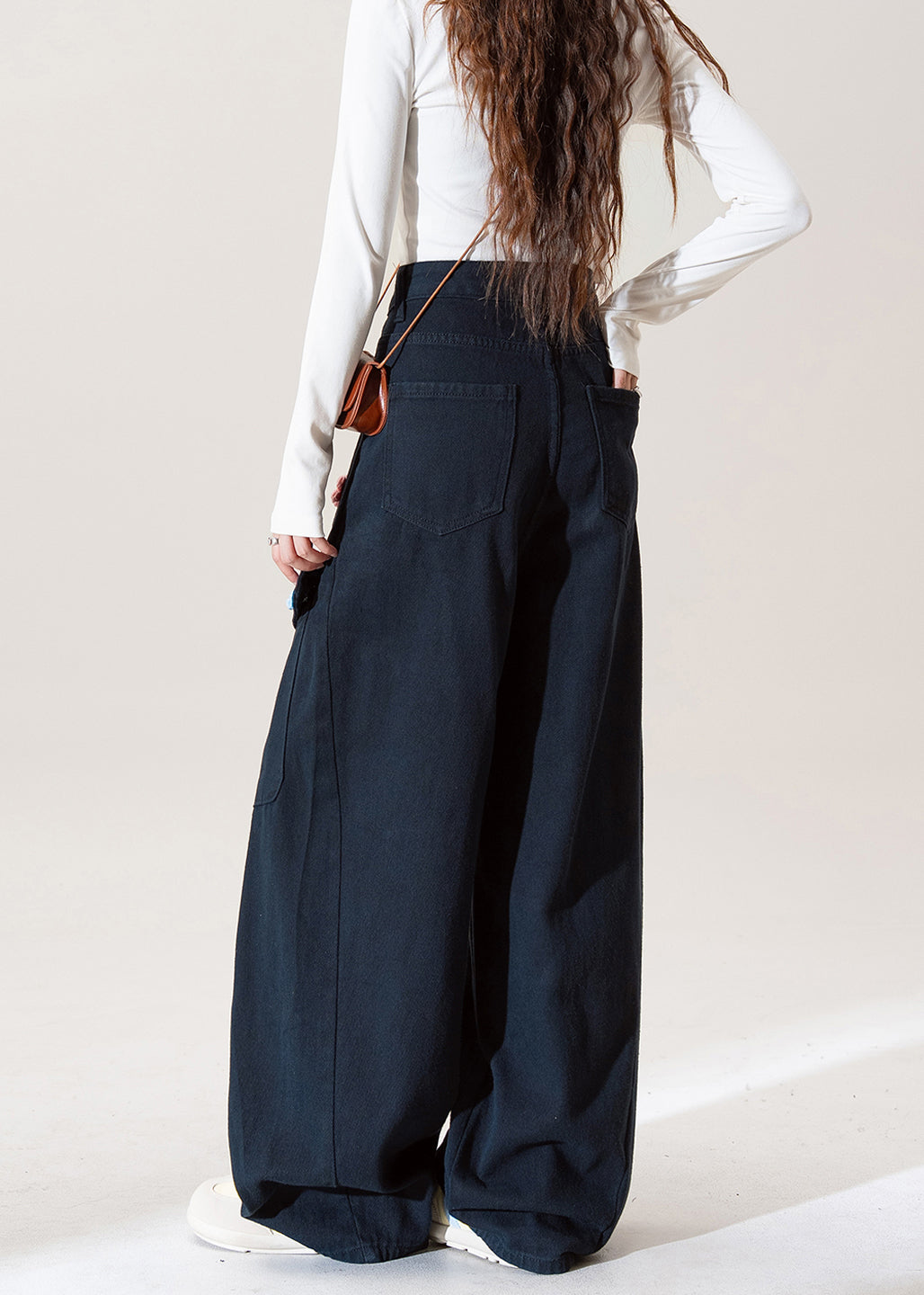 Pantalones de algodón con estampado floral y bolsillos bordados en azul marino para primavera