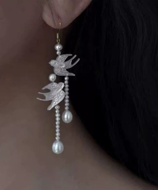 Elegantes pendientes colgantes con borlas de golondrinas y perlas blancas de plata de ley