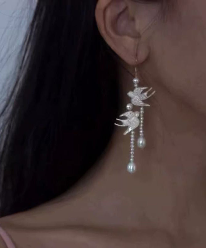Elegantes pendientes colgantes con borlas de golondrinas y perlas blancas de plata de ley