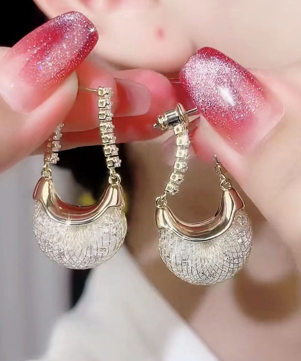 Elegantes pendientes de aro con cristales de tul blanco en plata de ley.