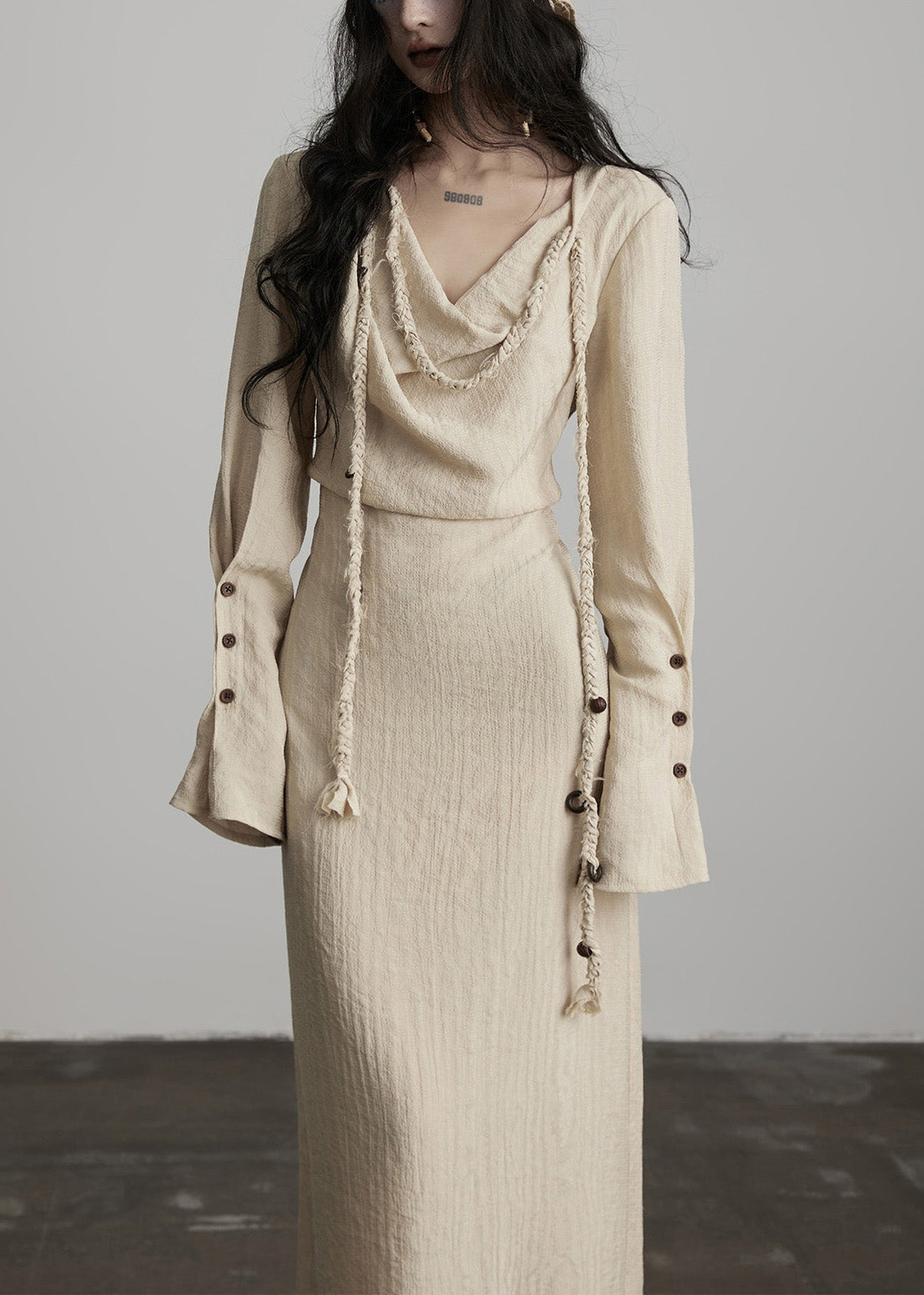 Vestido largo de algodón con cordones y botones beige único para primavera