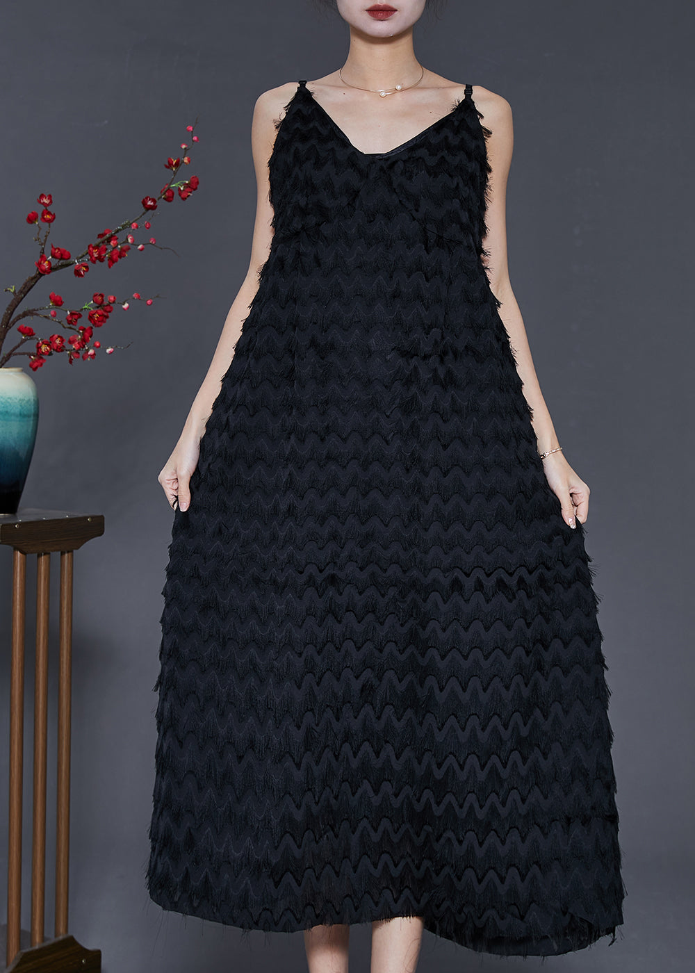 Einzigartiges schwarzes Chiffon-Spaghettiträgerkleid mit Quasten für den Sommer