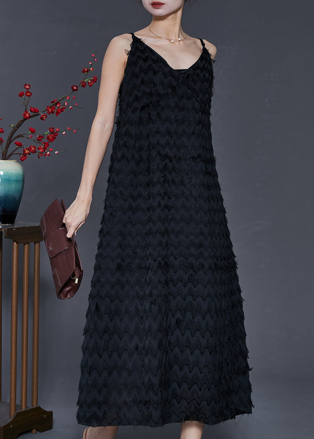 Einzigartiges schwarzes Chiffon-Spaghettiträgerkleid mit Quasten für den Sommer