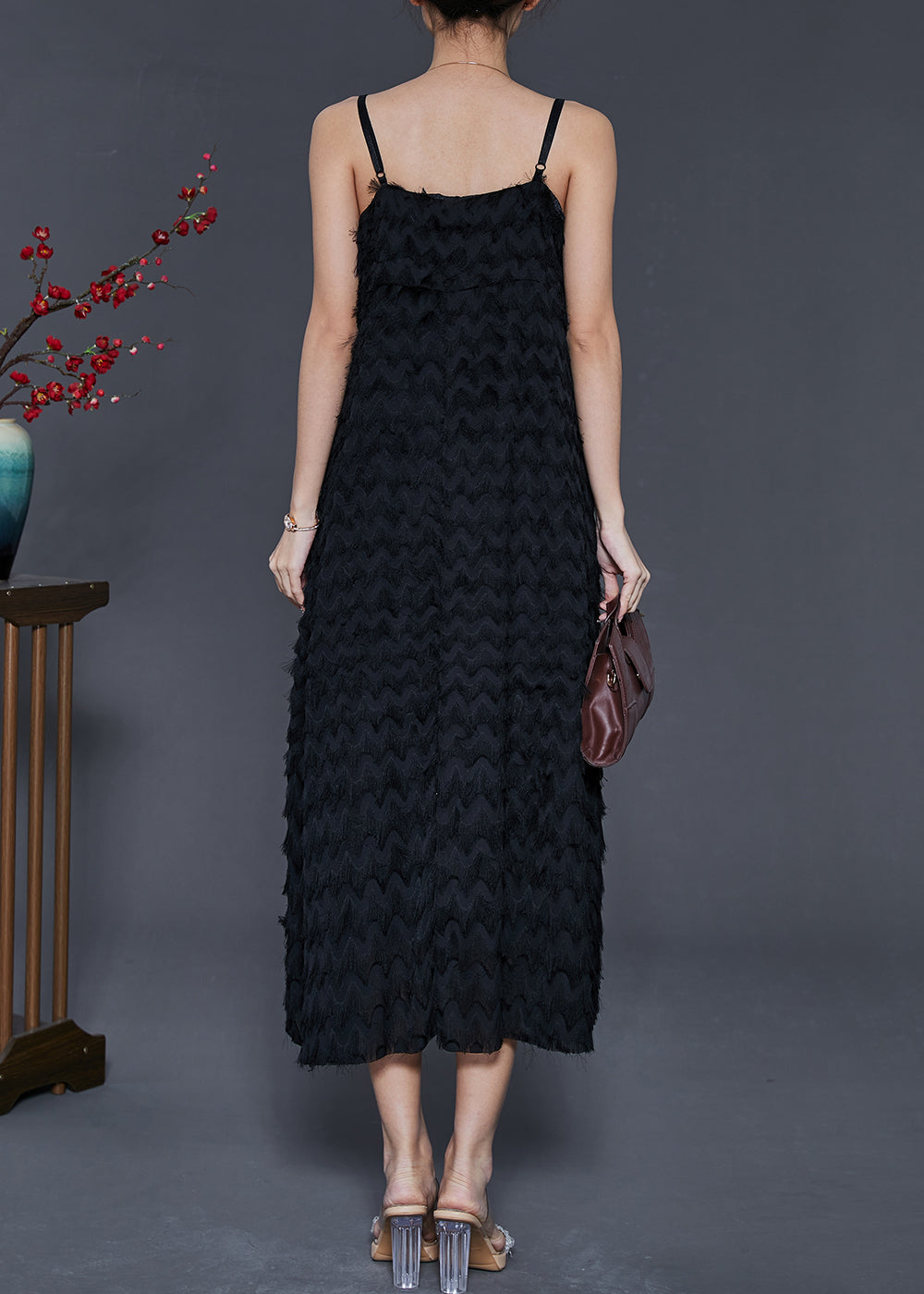 Einzigartiges schwarzes Chiffon-Spaghettiträgerkleid mit Quasten für den Sommer