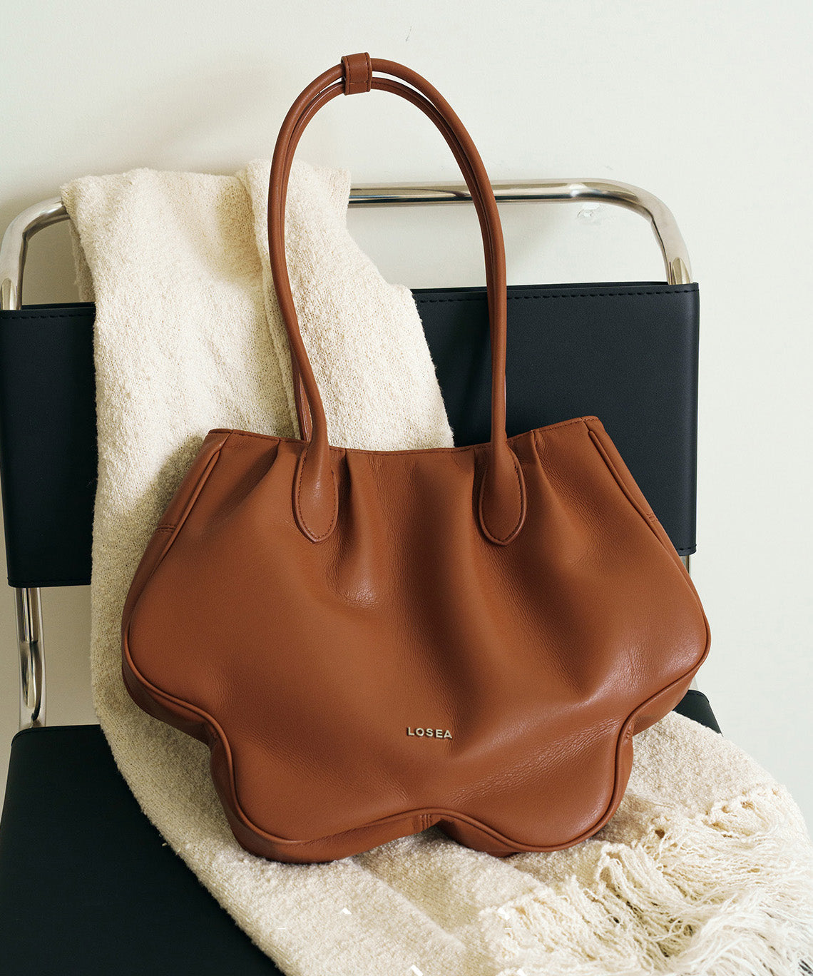 Einzigartige braune Schultertasche aus robustem Kunstleder