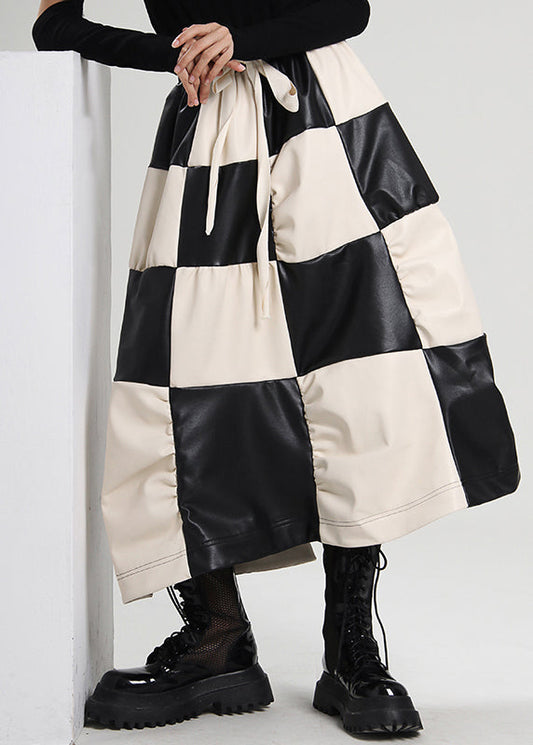 Einzigartiger, geraffter, karierter, zerknitterter Kunstlederrock für den Frühling