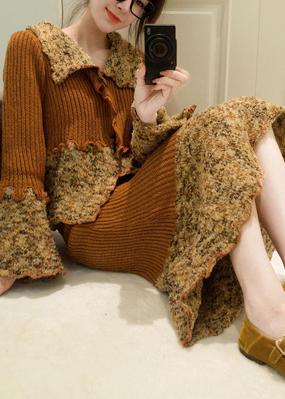 Einzigartiges zweiteiliges Set aus kaffeebraunem Peter-Pan-Kragen-Oberteil mit Rüschen und Patchwork-Muster aus Baumwollstrick und Maxirock mit ausgestellten Ärmeln.