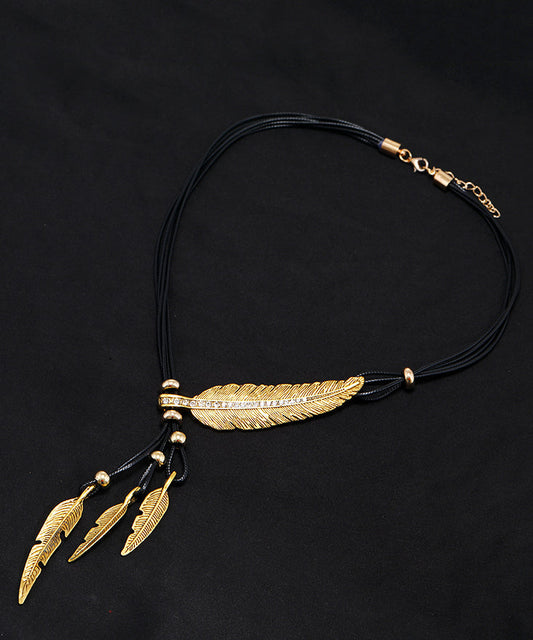 Collar único con colgante de hoja de pluma y circonita de aleación de cobre y oro