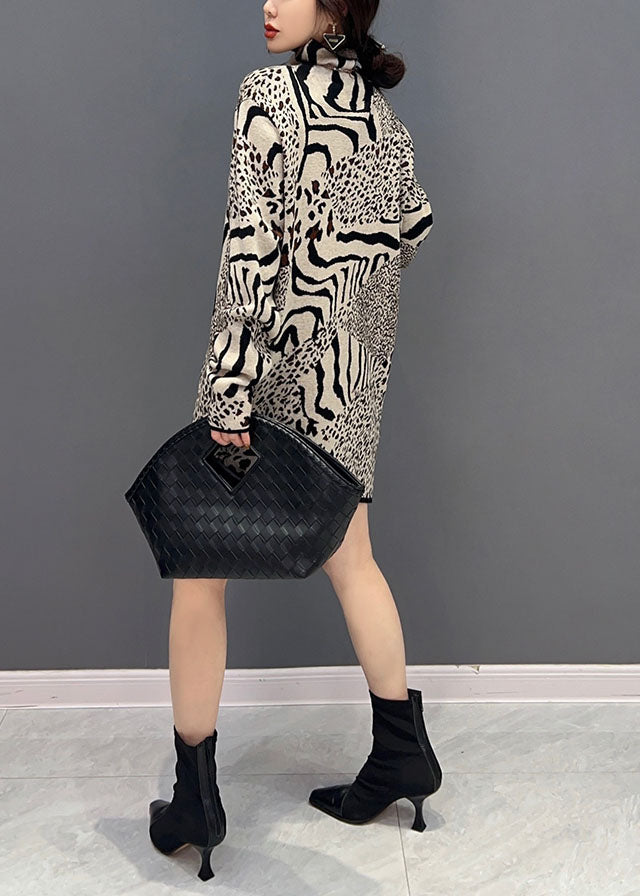 Einzigartiges khakifarbenes Rollkragen-Strickkleid mit Leopardenmuster und seitlicher Öffnung