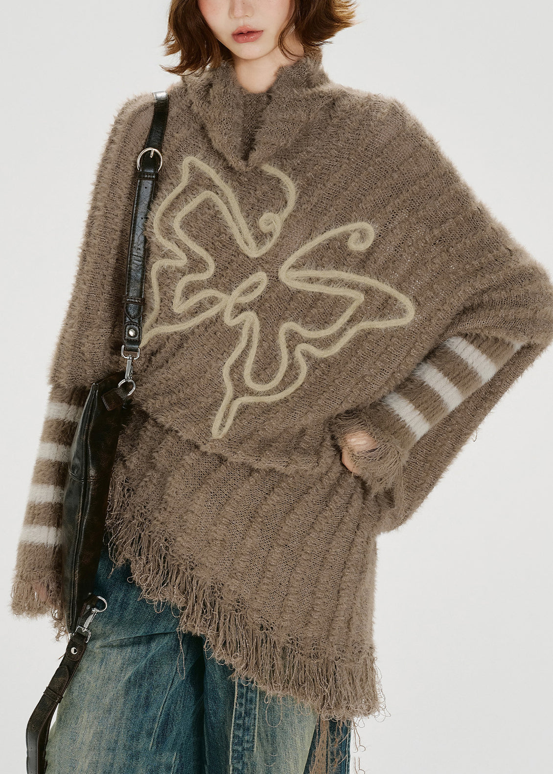 Einzigartiges khakifarbenes Stricktop mit Rollkragen, Quasten und Fledermausärmeln