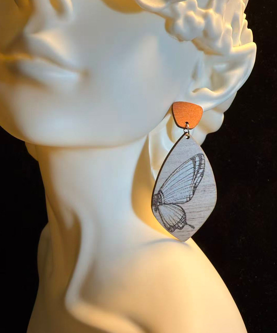 Einzigartige khakifarbene Schmetterlingsohrringe aus Holz