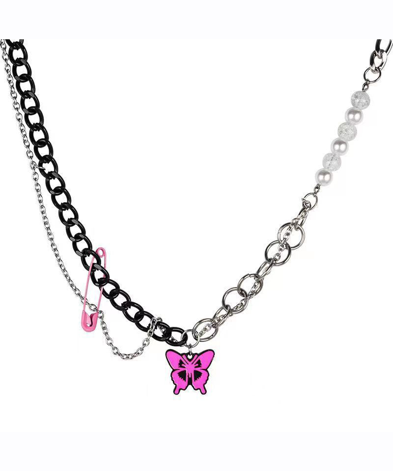 Collar único con colgante de perlas y retazos de mariposa rosa