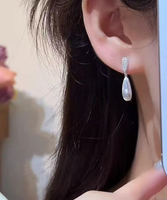 Pendientes únicos de gota de agua con circonitas de aleación de cobre y seda