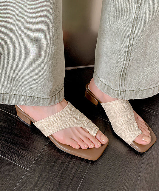 Aprikosenfarbene Sandalen mit gewebtem Blockabsatz und Zehenclip im Urlaubsstil