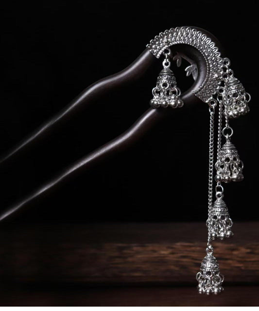 Horquilla vintage de madera negra con borla y campana