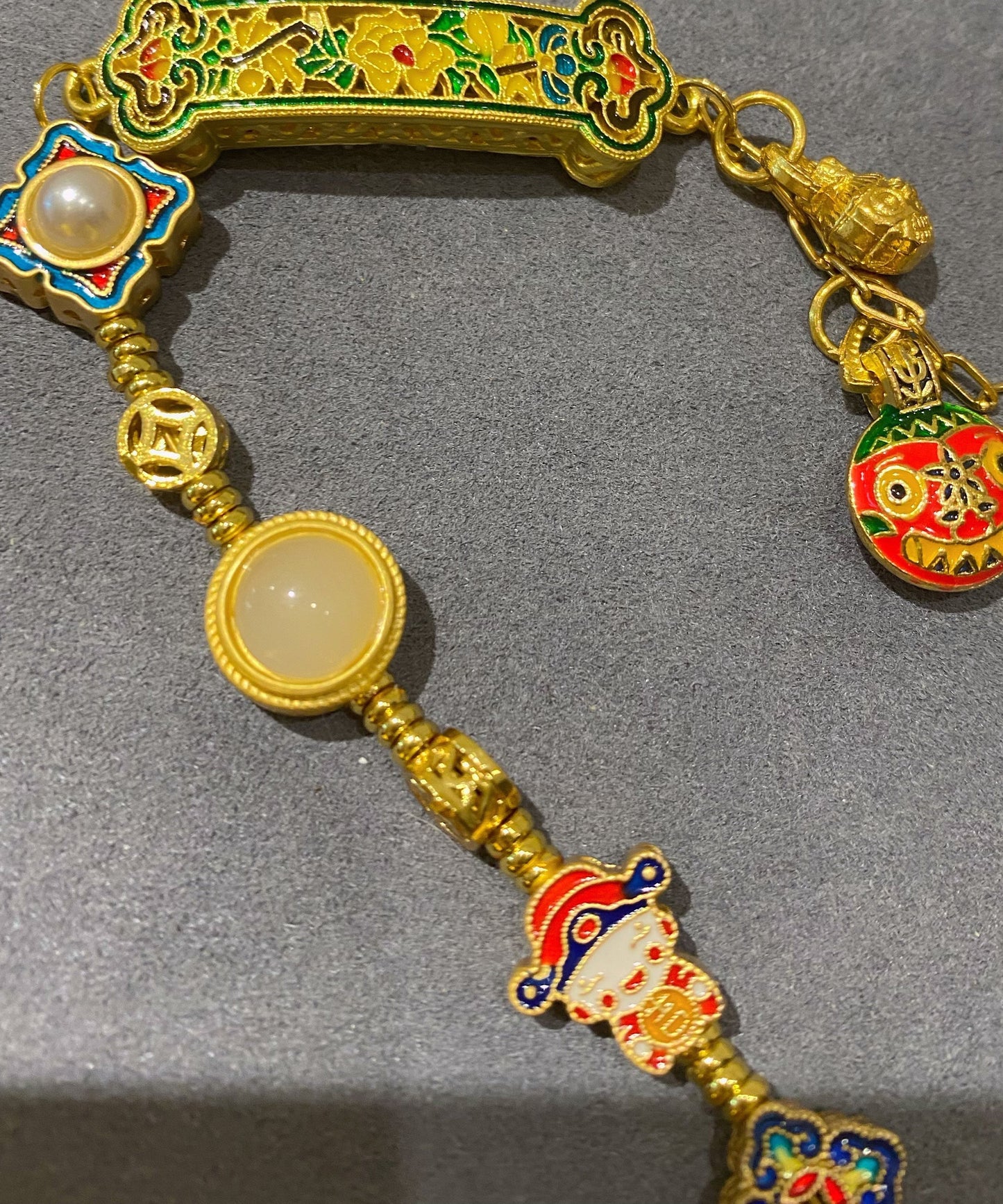 Pulsera vintage con colgante de borlas y múltiples elementos de esmalte azul quemado