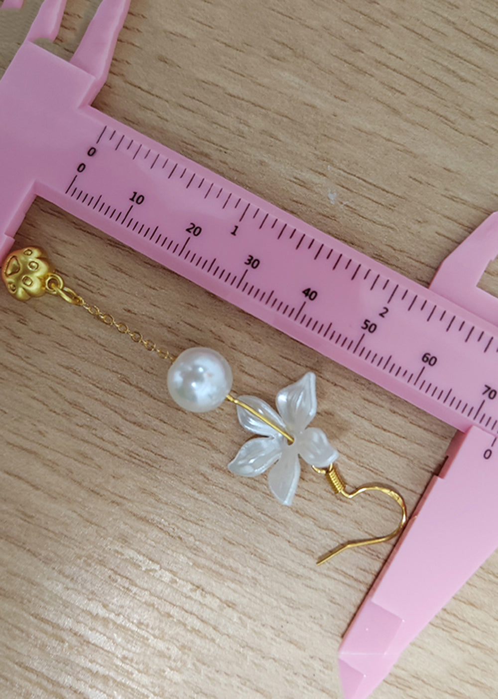 Pendientes colgantes de perla de oro de 14 quilates con forma de pata de gato vintage