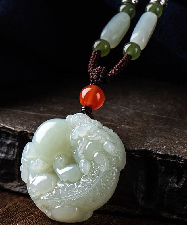 Collar vintage con colgante de jade cian, un animal salvaje mítico