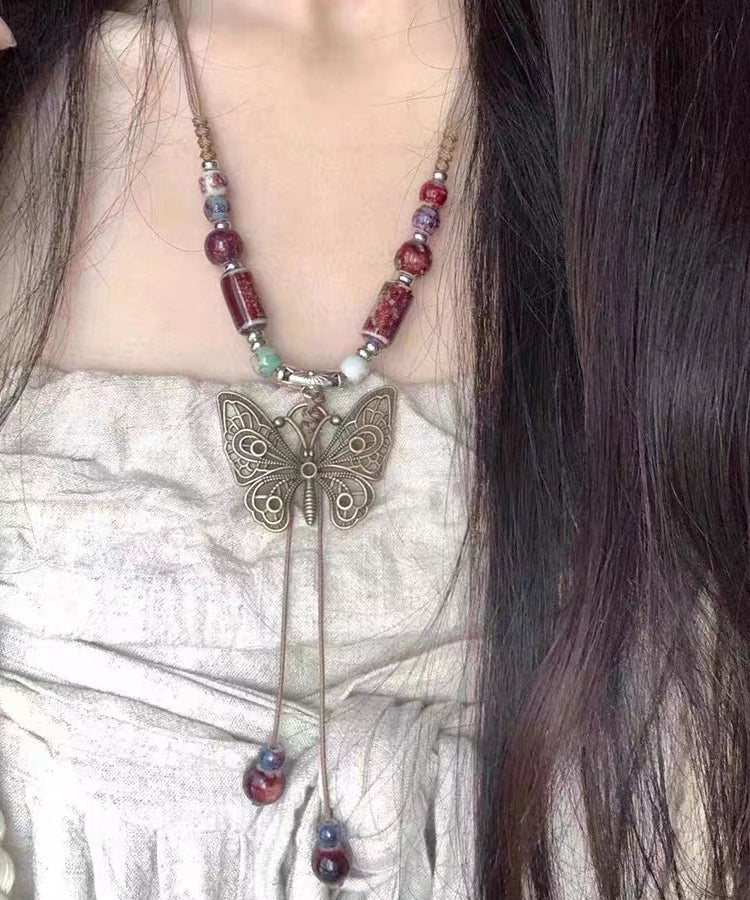 Collar con colgante de mariposa ahuecado con gema de aleación roja vintage