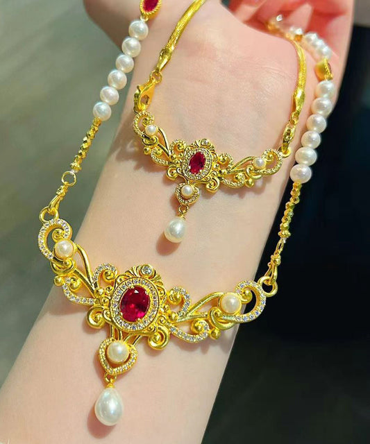 Collar con colgante de borla con gema de circonita y perla dorada antigua de Vogue Gold