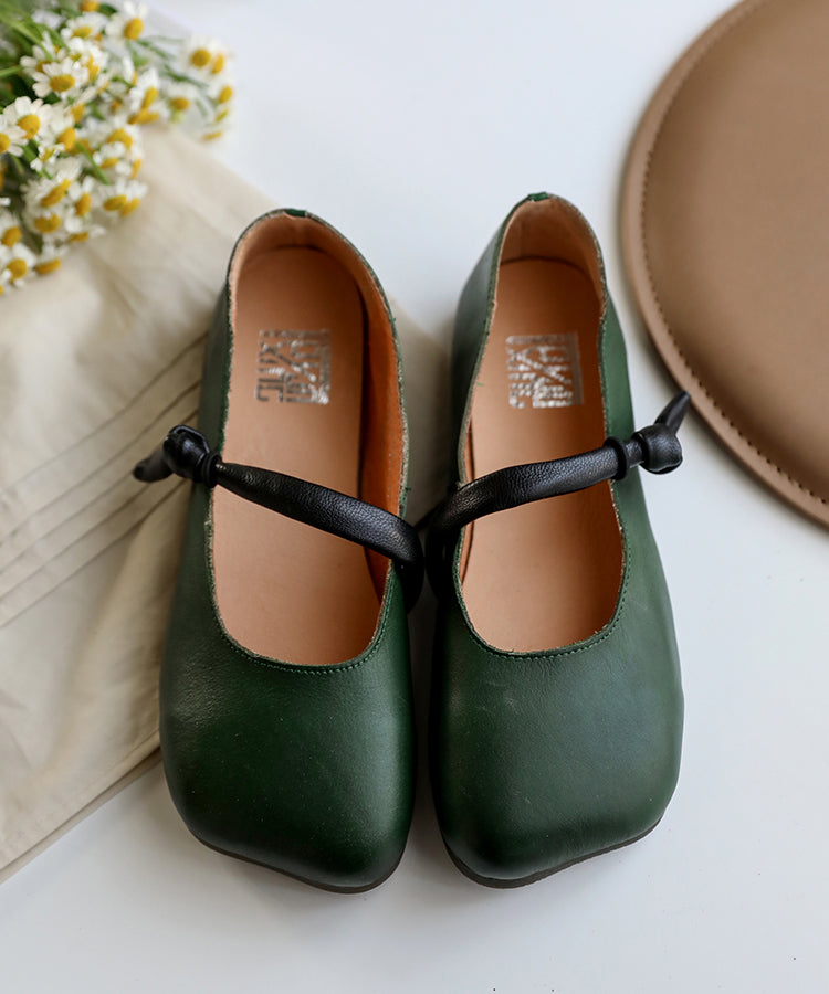 Weiße Flats aus Rindsleder mit einzigartigen Schnallenriemen