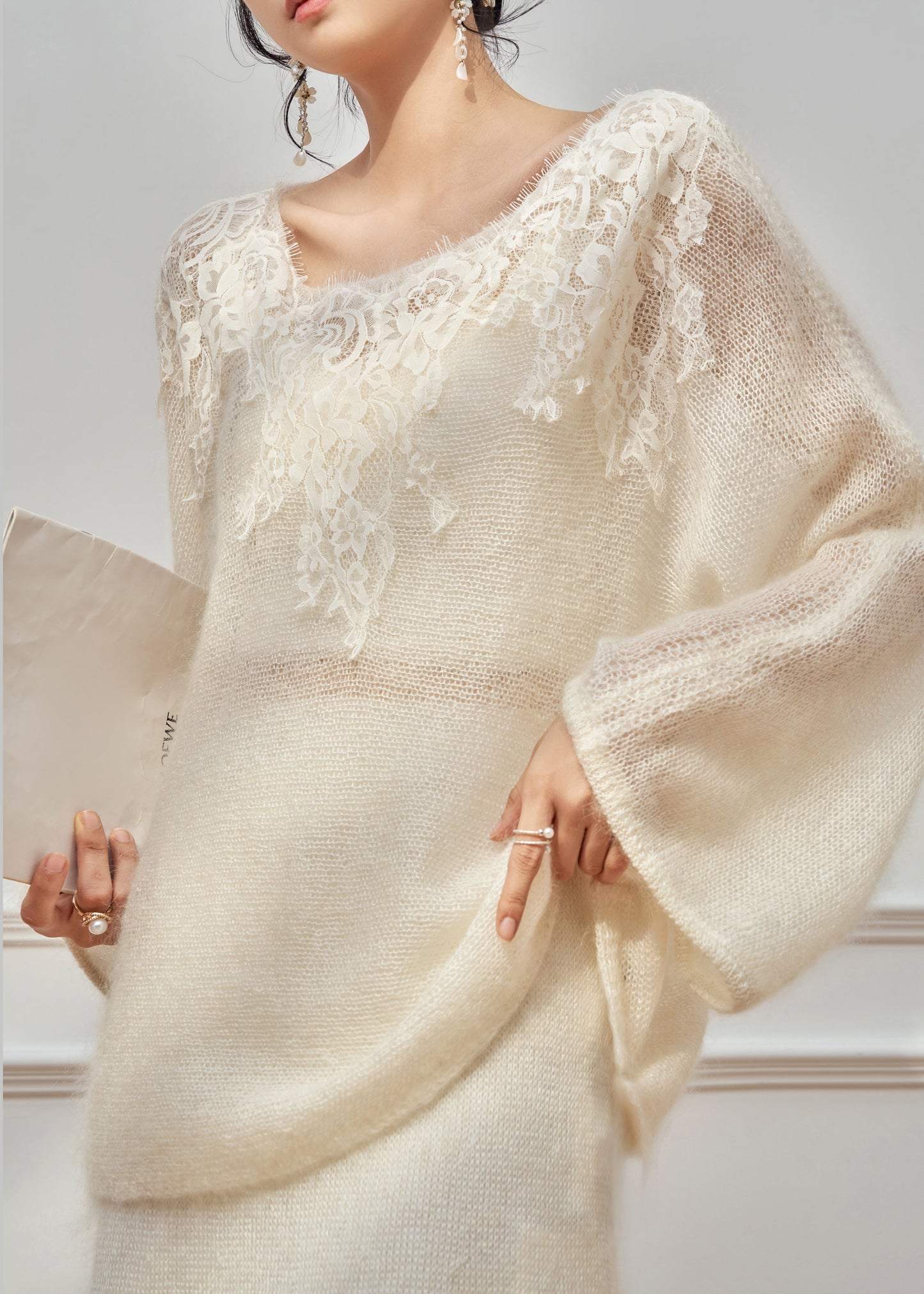 Zweiteiliges Strickset aus weißem Spitzen-Patchwork-Pullover und -Rock mit Rundhalsausschnitt für den Herbst