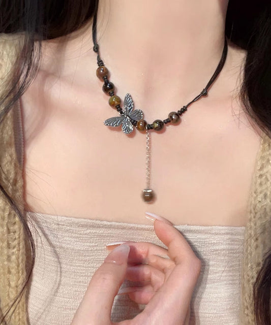 Collar con colgante de borla de mariposa tejido a mano con café para mujer