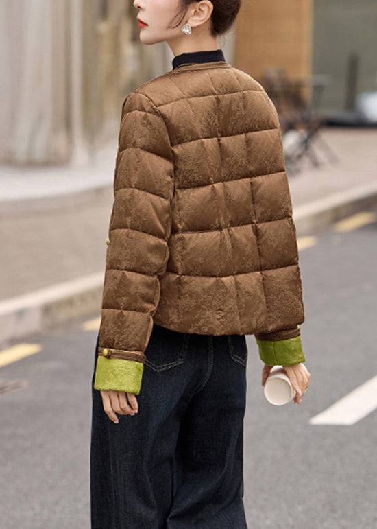 Abrigo corto de plumón de pato con parches y bolsillos color café para mujer para invierno