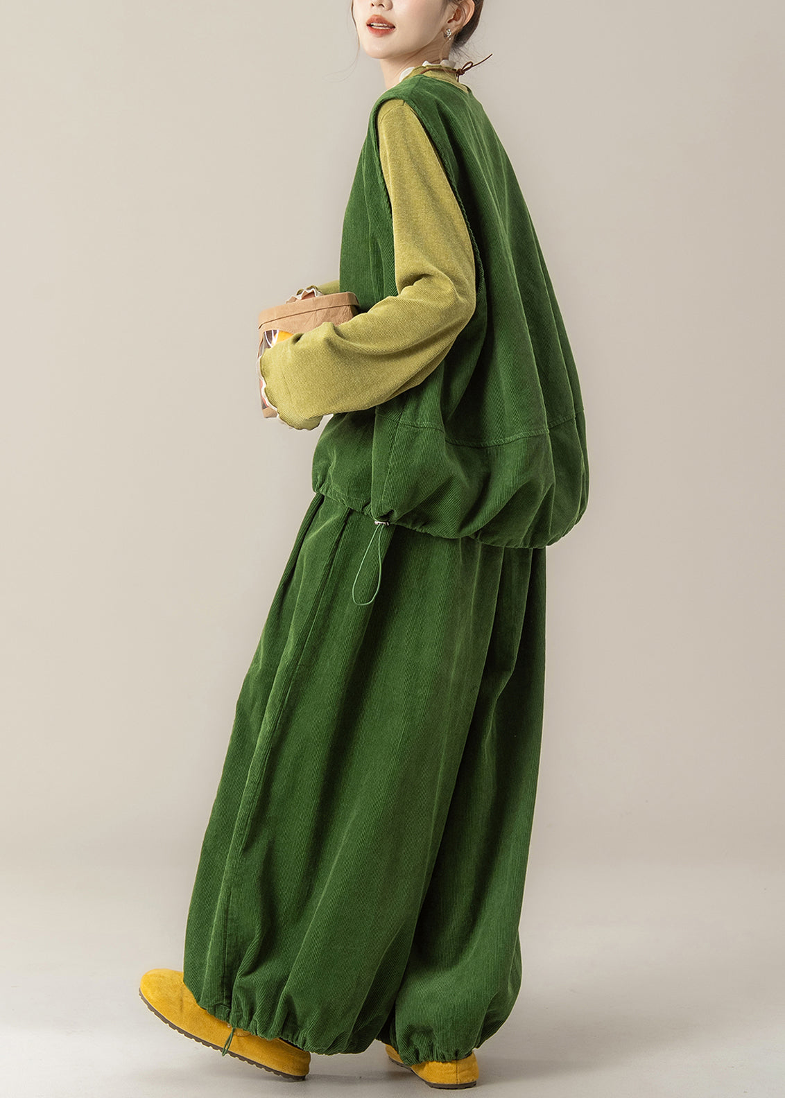 Damen-Dreiteiler aus Cord, bestehend aus Weste, T-Shirt und Hose in Grasgrün, Frühling