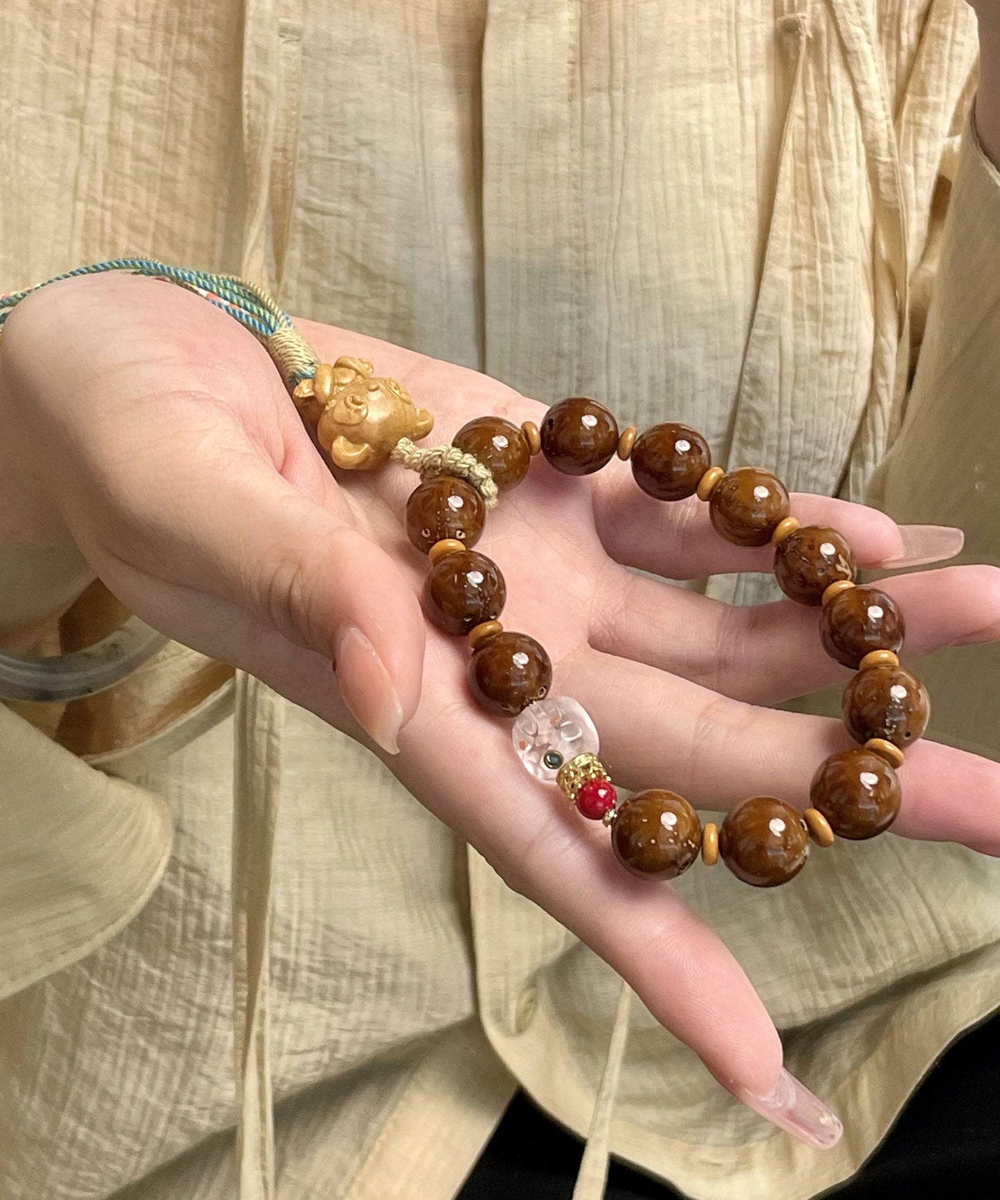 Pulsera con borlas y cuentas tejidas a mano para mujer