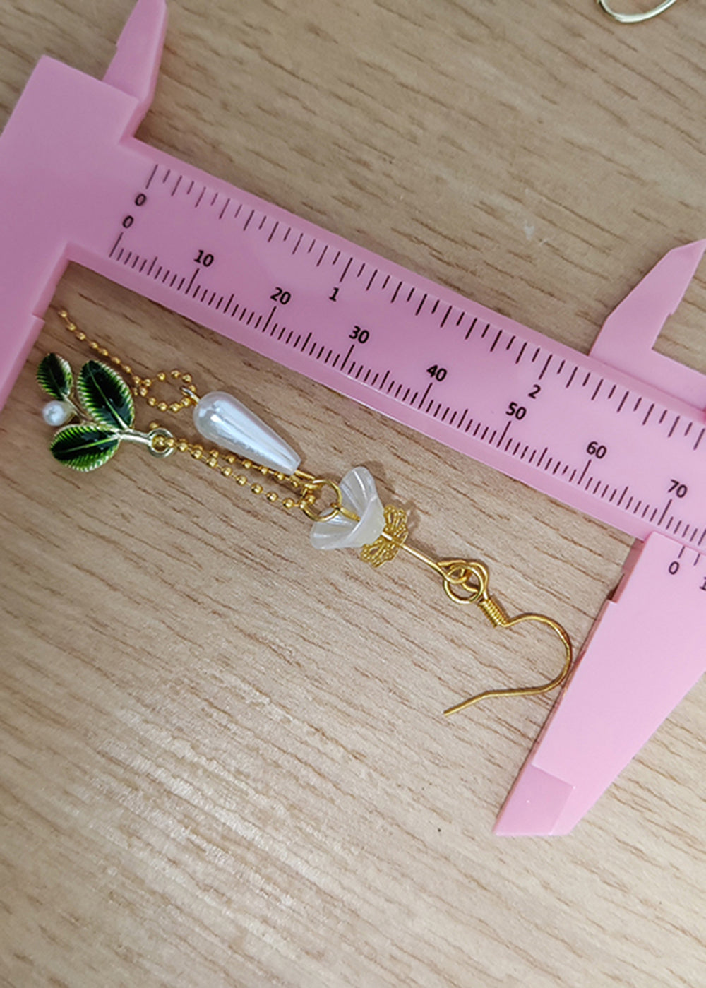 Pendientes colgantes de hoja verde con perla y gotas de agua para mujer