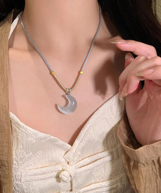 Collar con colgante de luna y piedra de ojo de gato tejido a mano en blanco para mujer