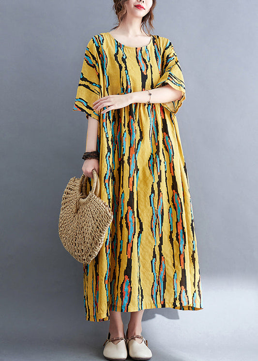 Gelbes Urlaubskleid mit extra großem Saum und halben Ärmeln