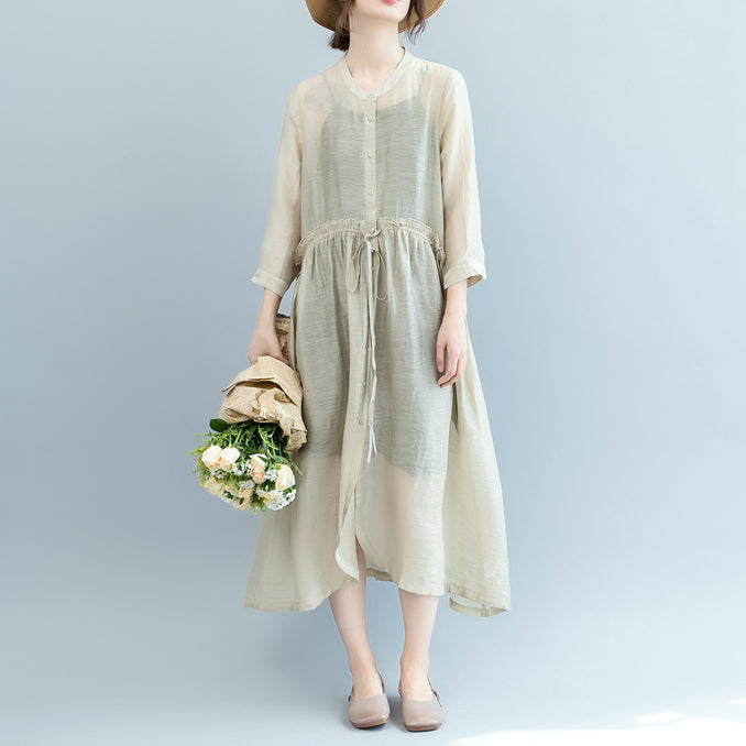 Baggy Off White Midi-Kleider aus Leinen-Seide-Mischgewebe. Locker sitzendes Freizeitkleid mit feiner Taillenschnürung, langen Ärmeln und Rundhalsausschnitt.