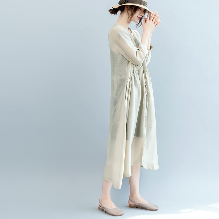 Baggy Off White Midi-Kleider aus Leinen-Seide-Mischgewebe. Locker sitzendes Freizeitkleid mit feiner Taillenschnürung, langen Ärmeln und Rundhalsausschnitt.
