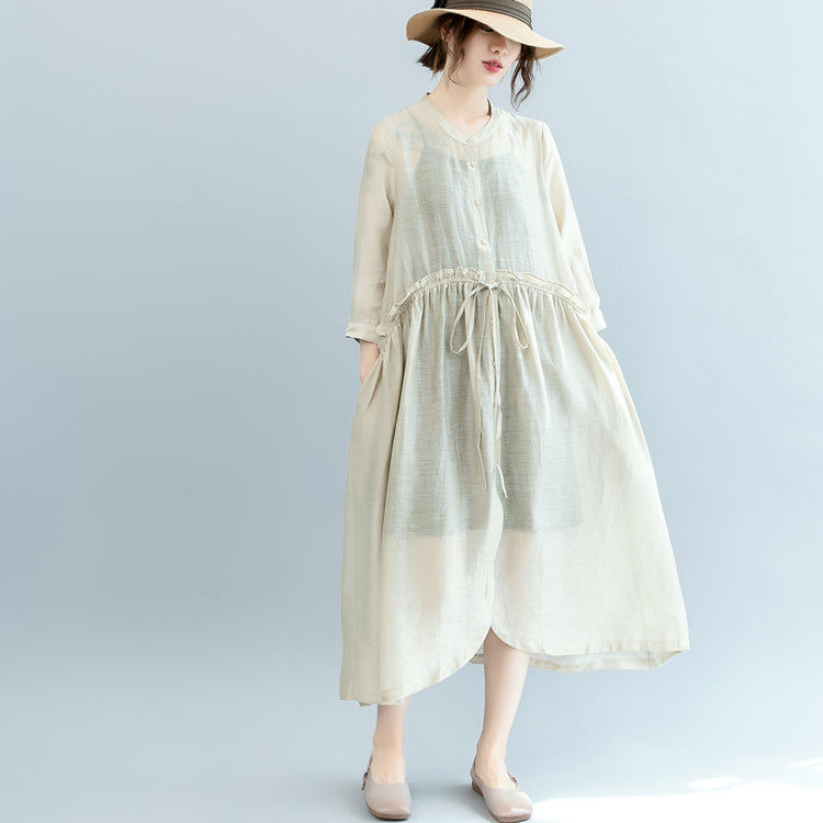 Baggy Off White Midi-Kleider aus Leinen-Seide-Mischgewebe. Locker sitzendes Freizeitkleid mit feiner Taillenschnürung, langen Ärmeln und Rundhalsausschnitt.